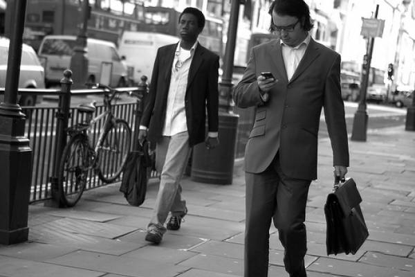 British Bank Offers Staff iPhone as Blackberry Replacement. iPhone Breaking Into Corporate?