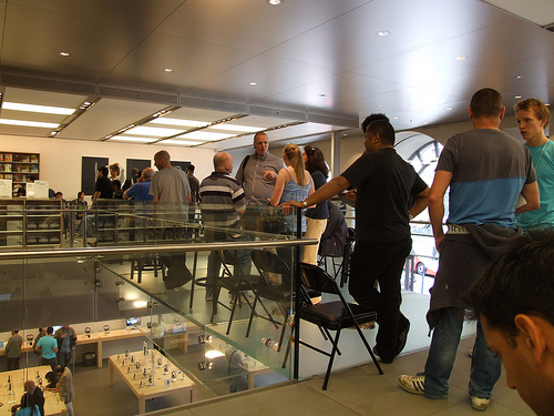 US iPhone 4 Shipping Date Slips Again, UK Remains Unchanged. AT&T At Fault?