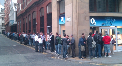 Thousands Queue as iPhone 4 Launches in the UK