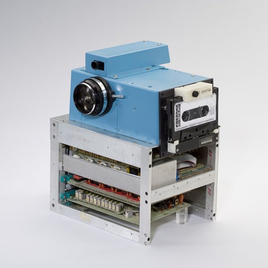Wondering what the first ever digital camera looked like?