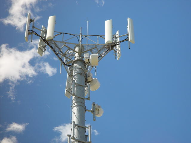 Geo-positioning on the iPhone 4 is doing just fine without Skyhook and Google