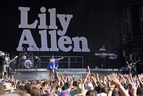 Lily Allen “To Sue Apple”
