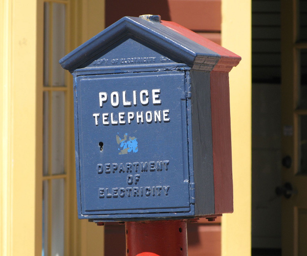 Police force tweets emergency calls, scores Twitter hit