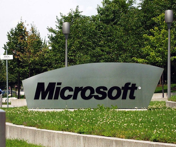 Microsoft offering free Windows Phone 7 handsets this weekend with AT&T contract