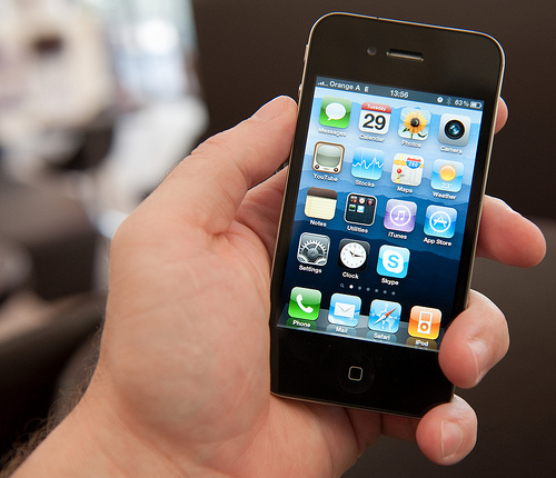 Apple to end antenna issues by placing it behind the Apple logo?