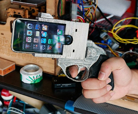 Robber holds up restaurant with an iPhone, bails when staff pull knives