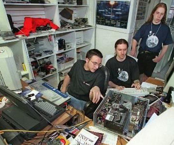 Why Microsoft loves homebrew and hacking