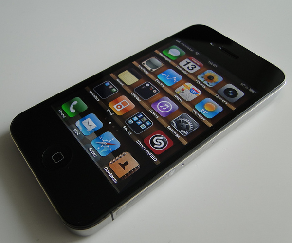 Verizon iPhone reportedly free of Death Grip woes