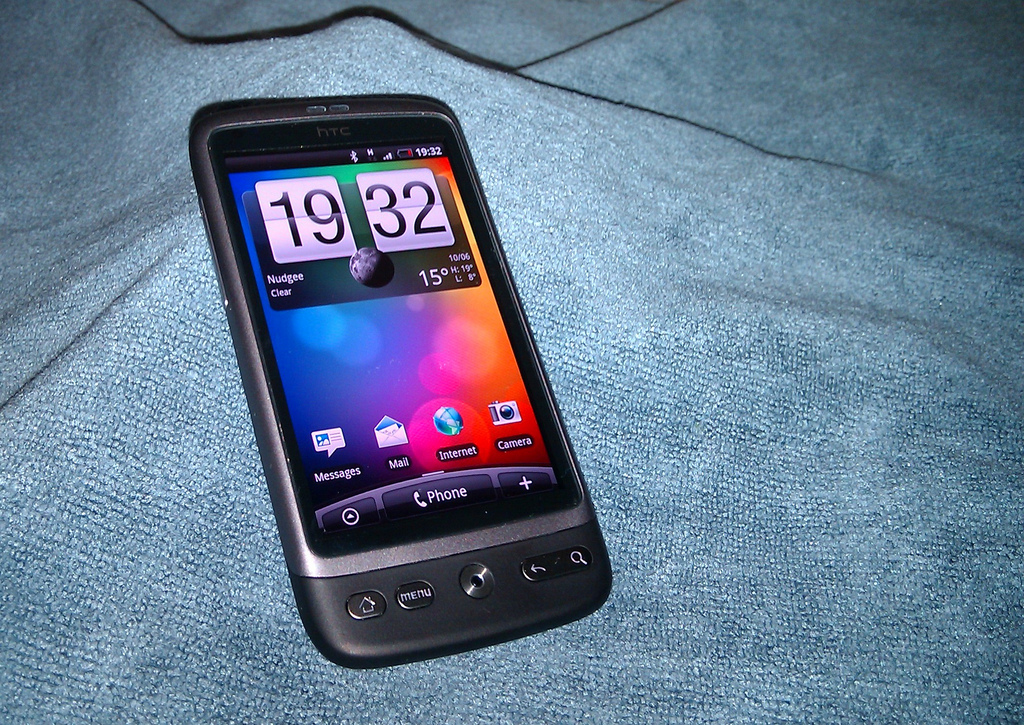 Interest in Apple’s iPhone 4 drops as free HTC smartphones tempt UK consumers
