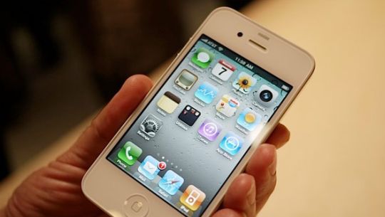 Apple VP confirms white iPhone isn’t dead, still on course for Spring launch