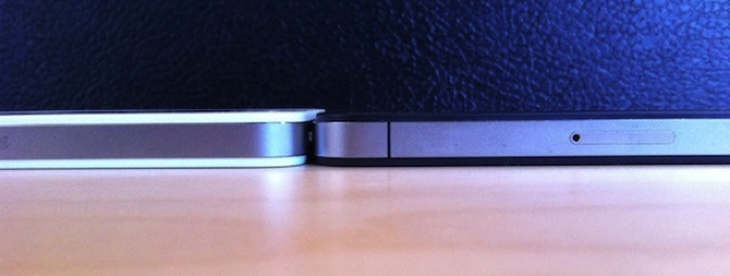 White iPhone 4 slightly thicker than black iPhone 4