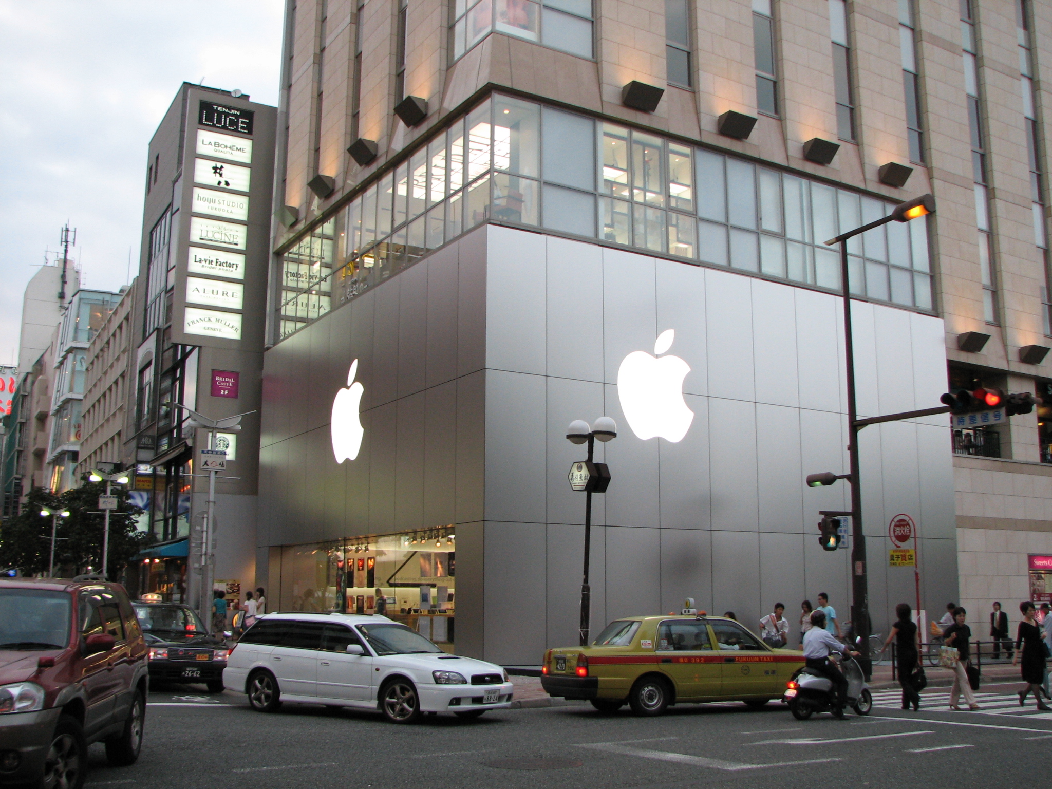 Apple confirms one billion visitors to its retail stores