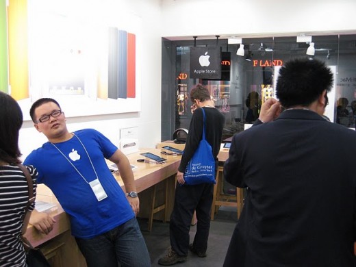 Fake Apple Store employees are aware they don’t work for Apple