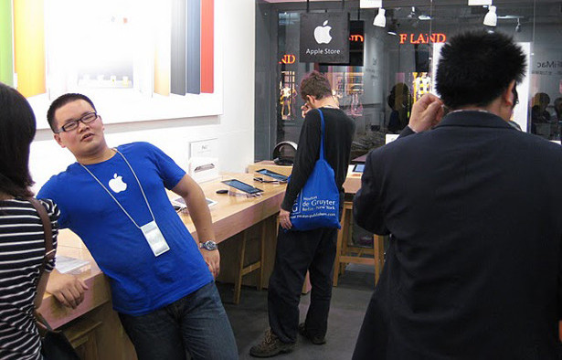 Chinese authorities crack down on fake Apple Store logo usage