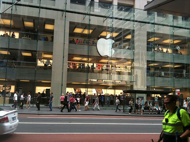 Samsung plays dirty, ambushes Apple’s iPhone 4S launch in Sydney