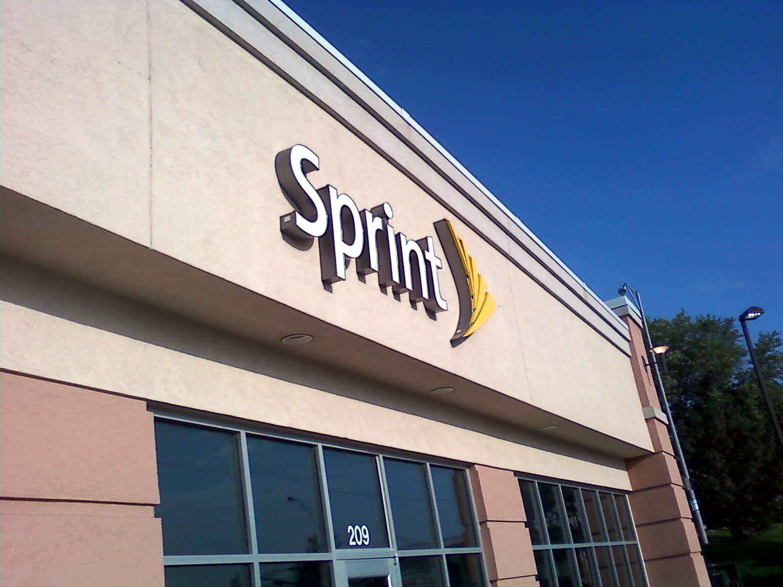 Sprint image appears on Apple’s website, confirms it as an iPhone carrier