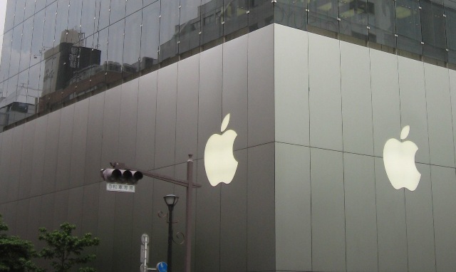 Apple is now letting some US customers collect online orders in-store