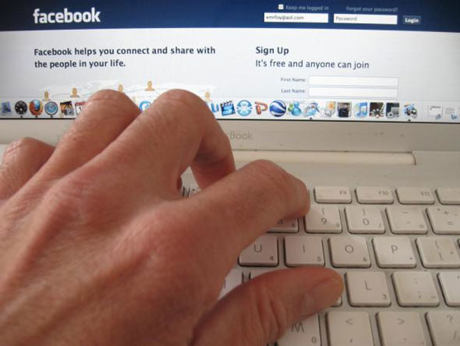 Facebook now lets you tag non-friends in comments