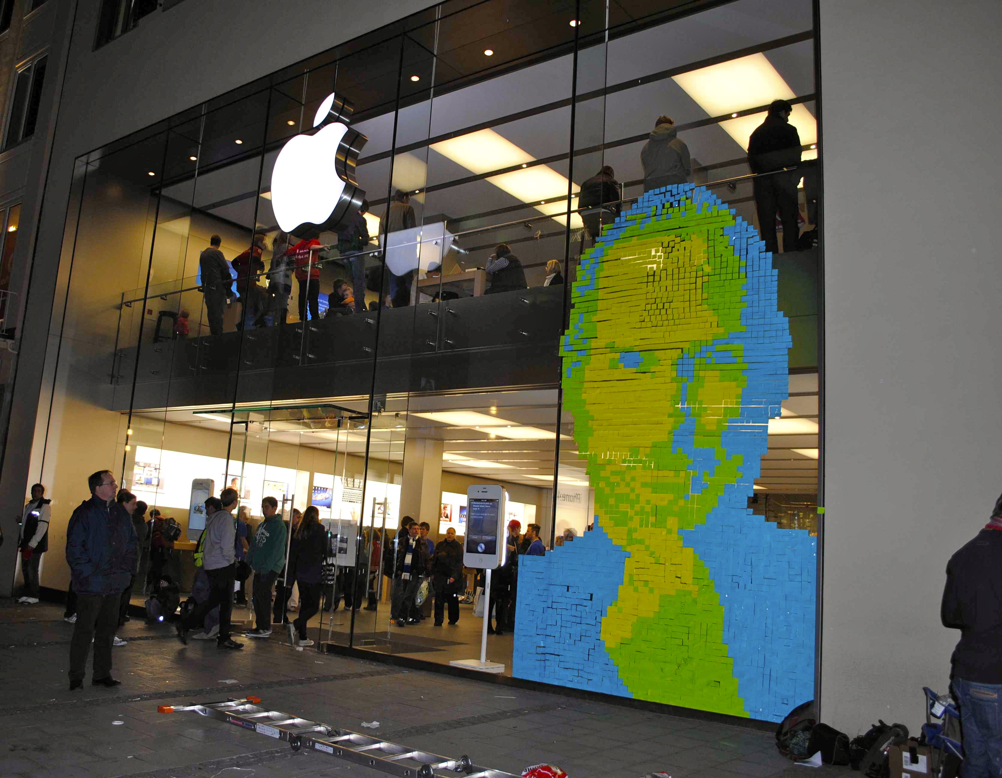 Fans design Steve Jobs portrait out of 4,001 Post-it Notes at Apple Store