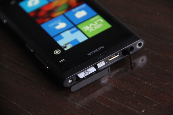 Nokia to release two Lumia 800 updates to eliminate battery issues