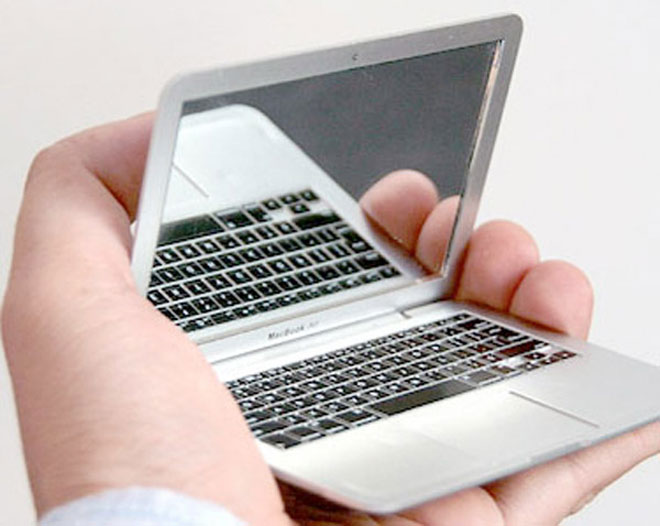 Ladies (or vain men), show off your love for Apple with this geeky compact mirror