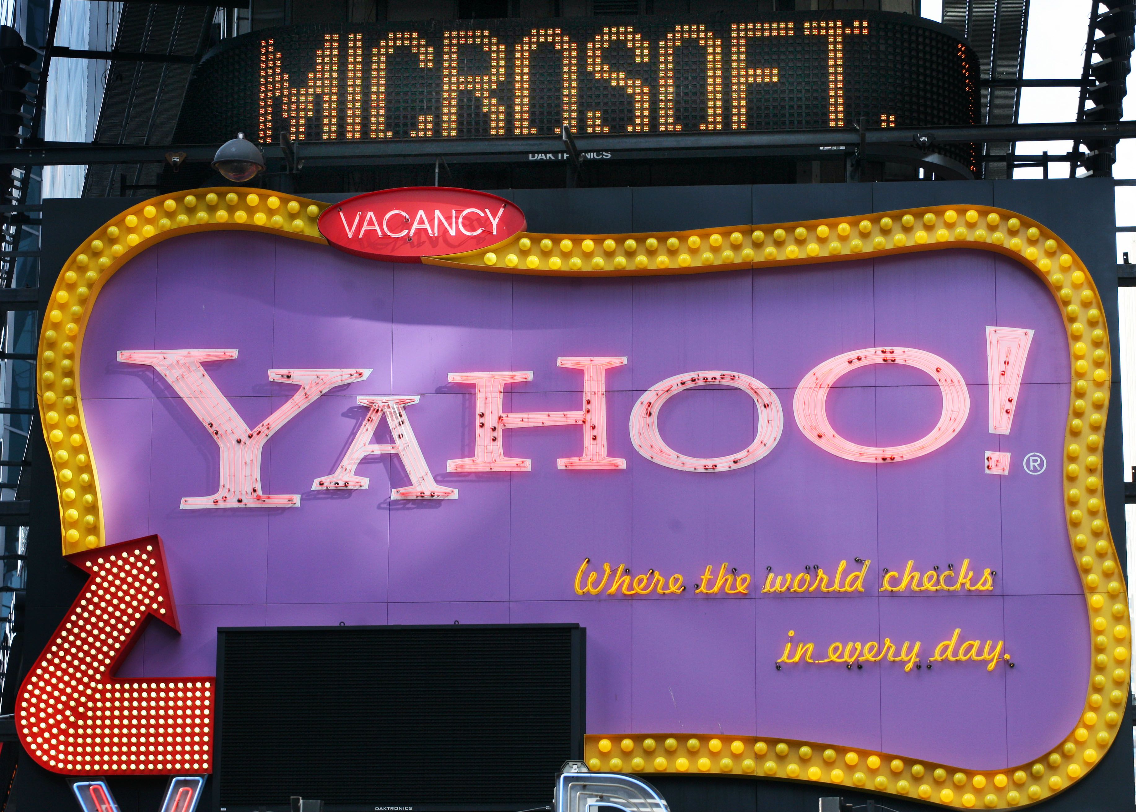 Microsoft pokes the Yahoo acquisition fire again, signs non-disclosure agreement