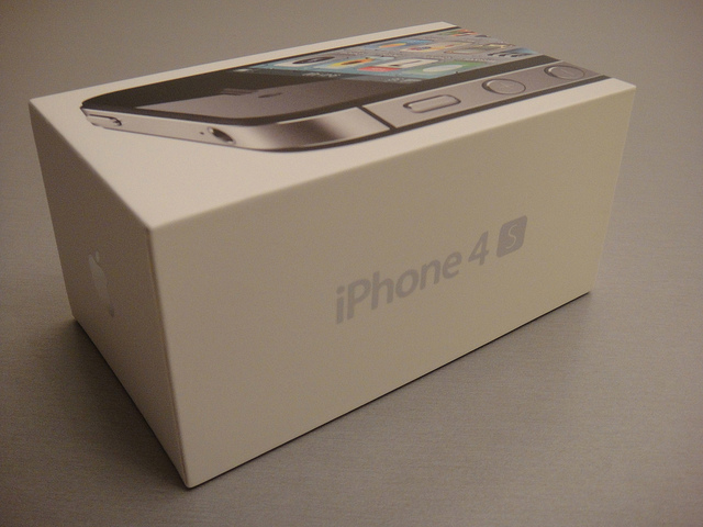 Apple’s “enormous” iPhone 4S launch closes gap with Android in U.S, says report