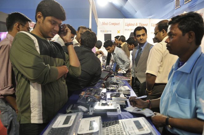 Smartphones on the rise in India after record sales, shipments in 2011