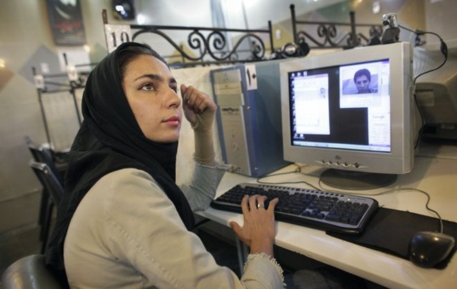 Iran monitors cyber cafe users as it tests ‘closed’ Internet alternative