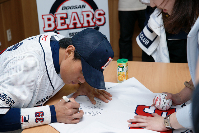 Amazon expands into sports memorabilia, offers 2m unique collectables