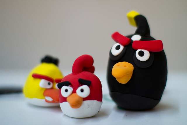 Angry Birds crashes onto Facebook a day early, available to play now