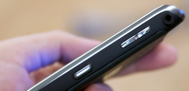 UK mobile networks waited 6 years to notify phone-hacking victims, on police advice