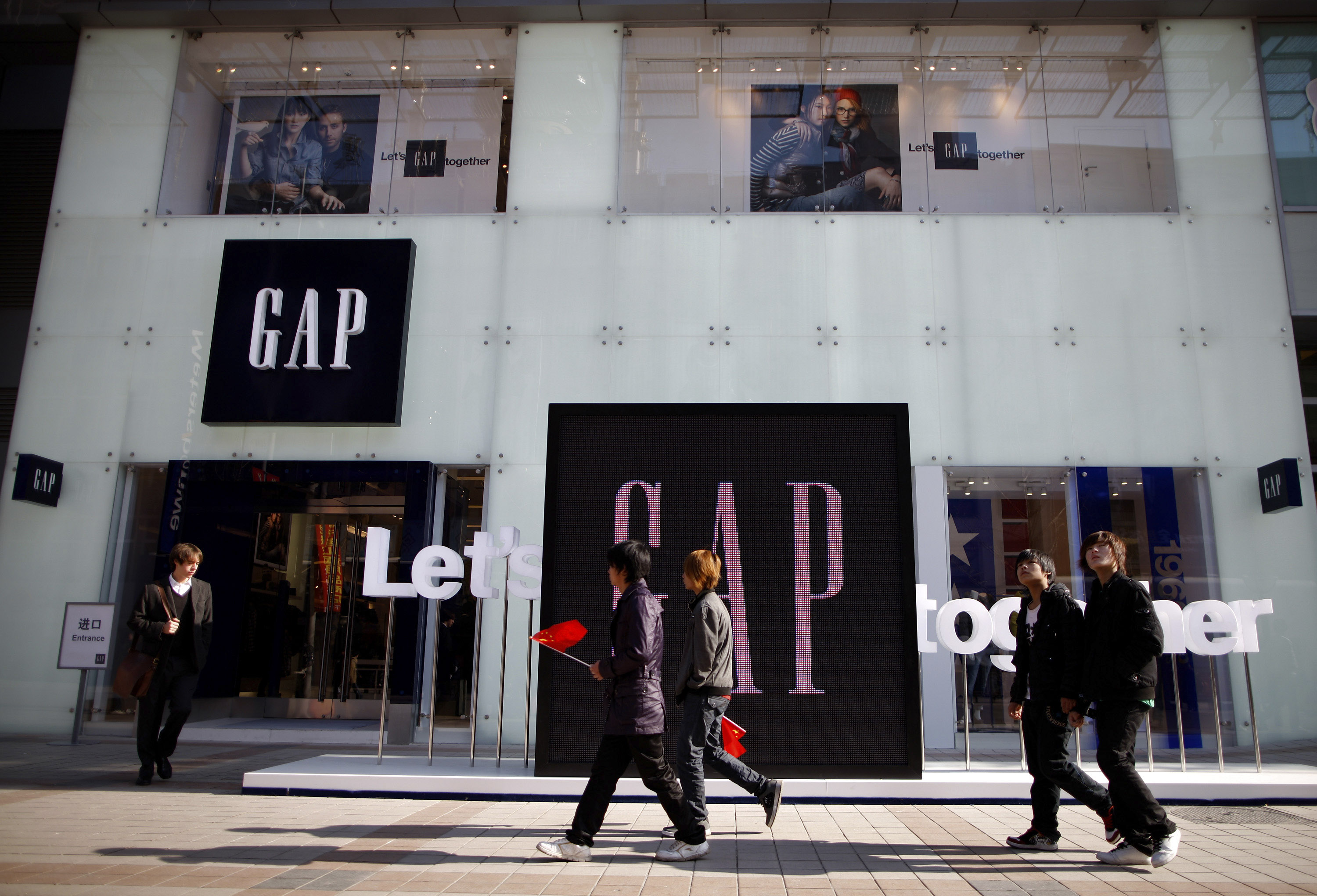 On Twitter, big brands like The Gap struggle to keep up with customer service
