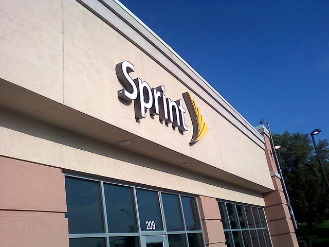 Sprint posts $863 million first-quarter loss, selling 1.5 million iPhones
