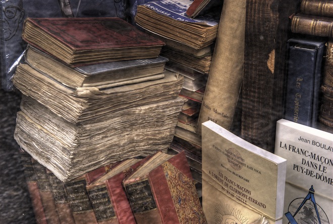 UK bookseller Waterstones to carry Amazon’s Kindle, ditches plans for rival e-reader