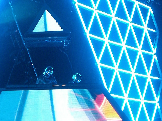 Google Play Music for Android gets “Now Playing” queue, channels Daft Punk