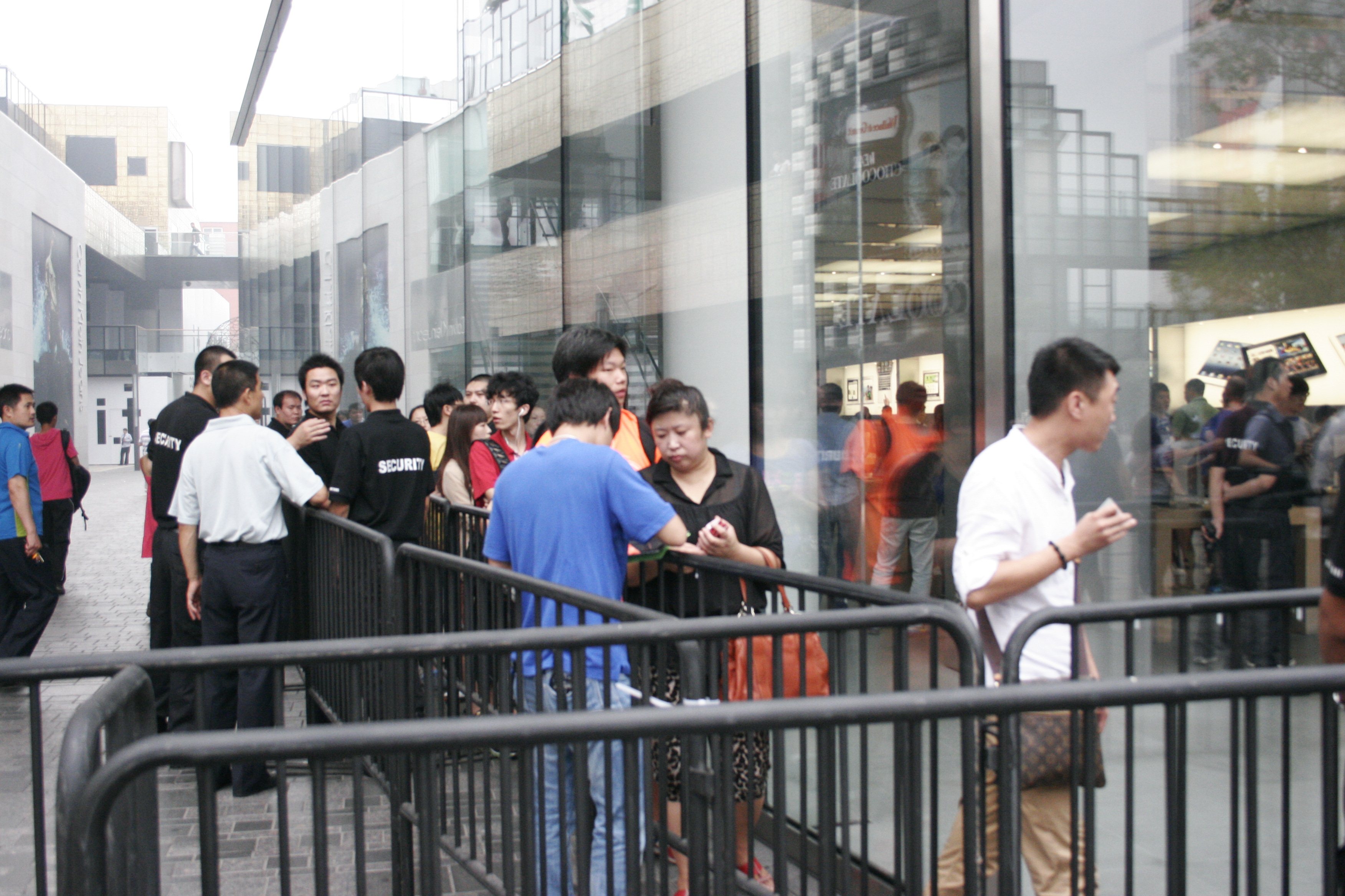 Apple’s new iPad launches in China with short queues and no chaos