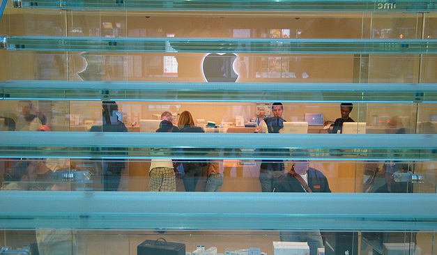 Apple shutters MobileMe for good, offers data downloads or iCloud migration for a limited time