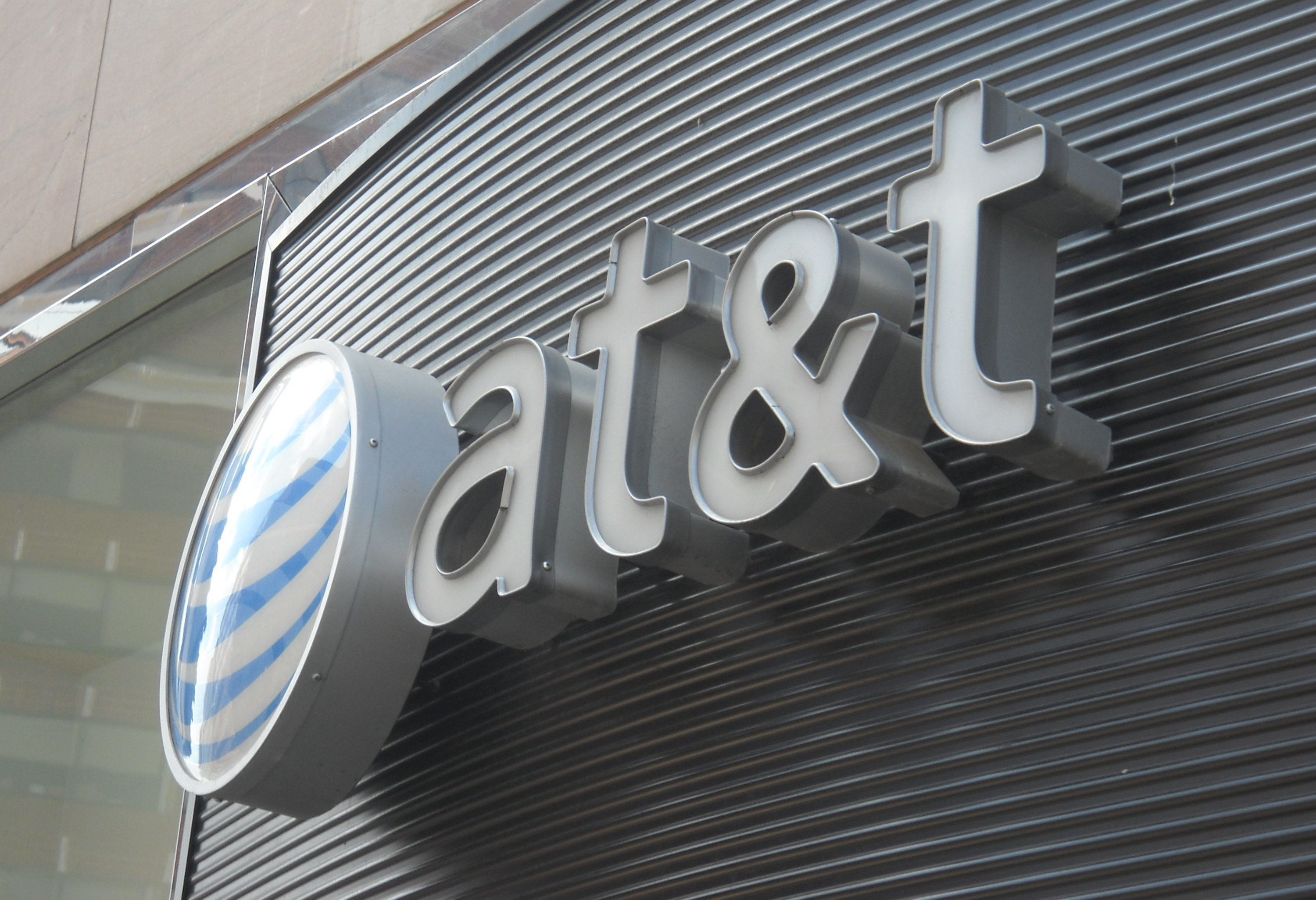 AT&T activates 4.7 million iPhones in Q3, accounting for 77% of its smartphone activations