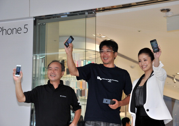 Japan’s NTT DoCoMo says it’s open to carrying Apple’s iPhone