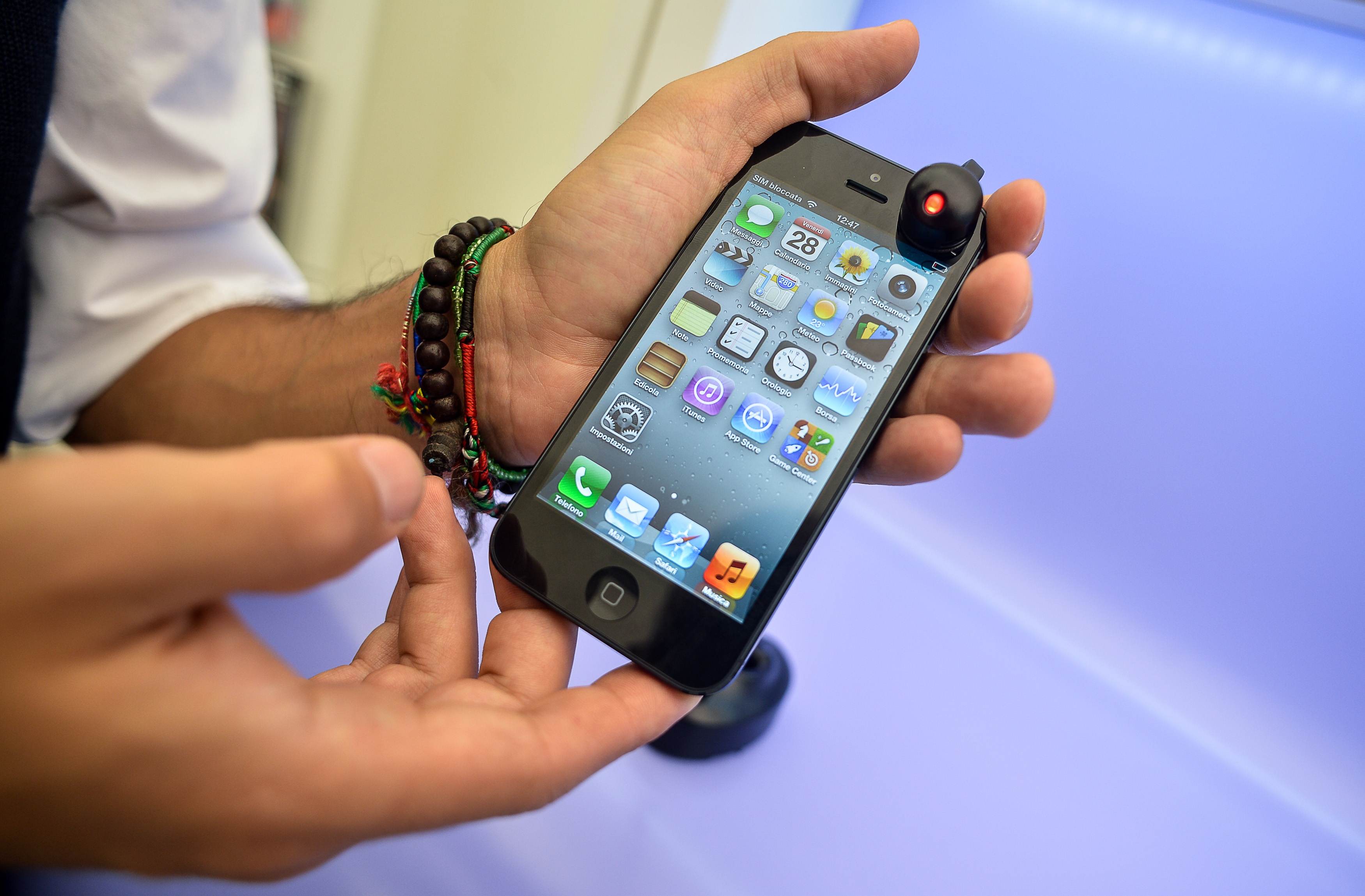 Apple posts support advisory to explain and ease iPhone 5 purple lens flare worries