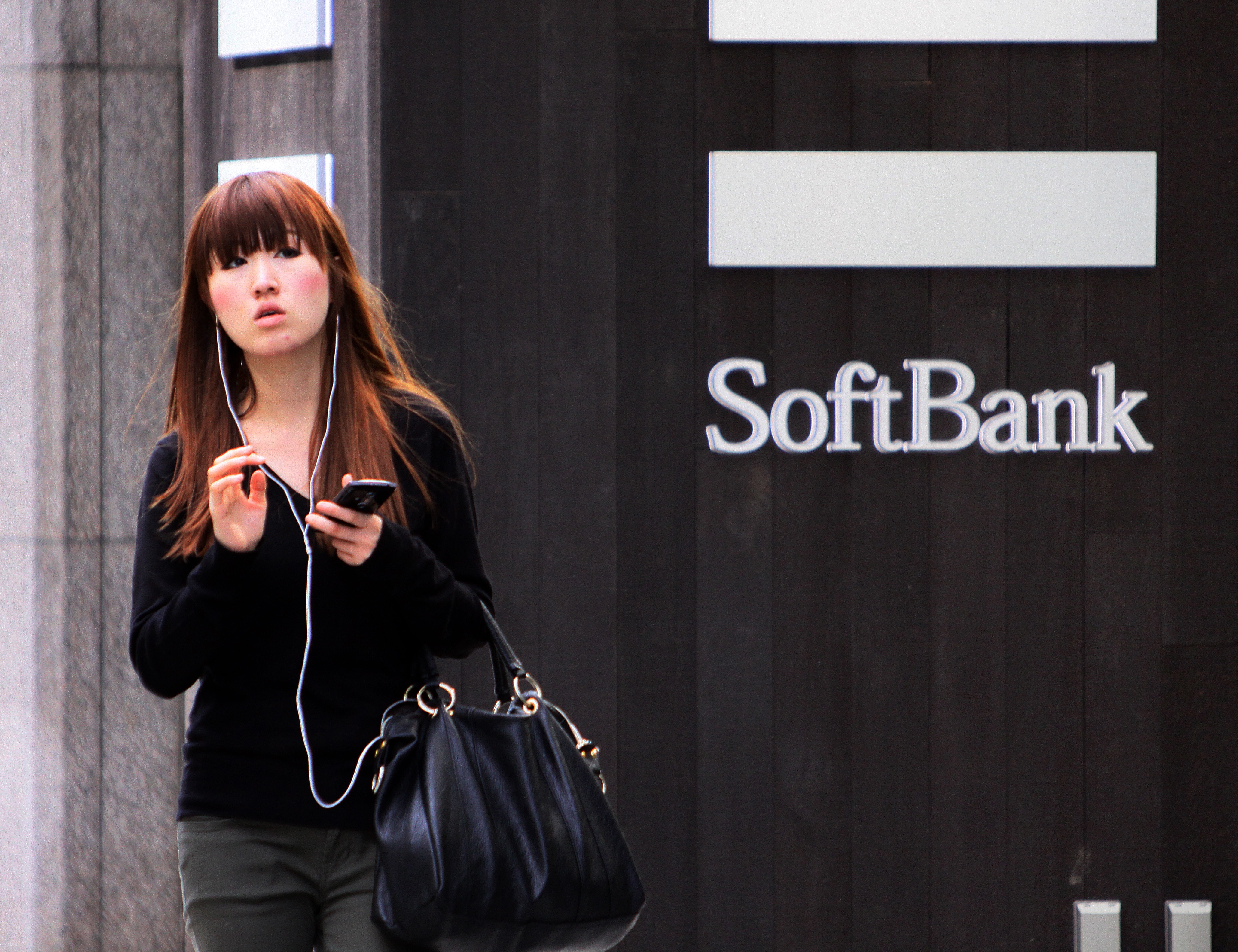 Softbank acquires 70% stake in Sprint for $20.1 billion