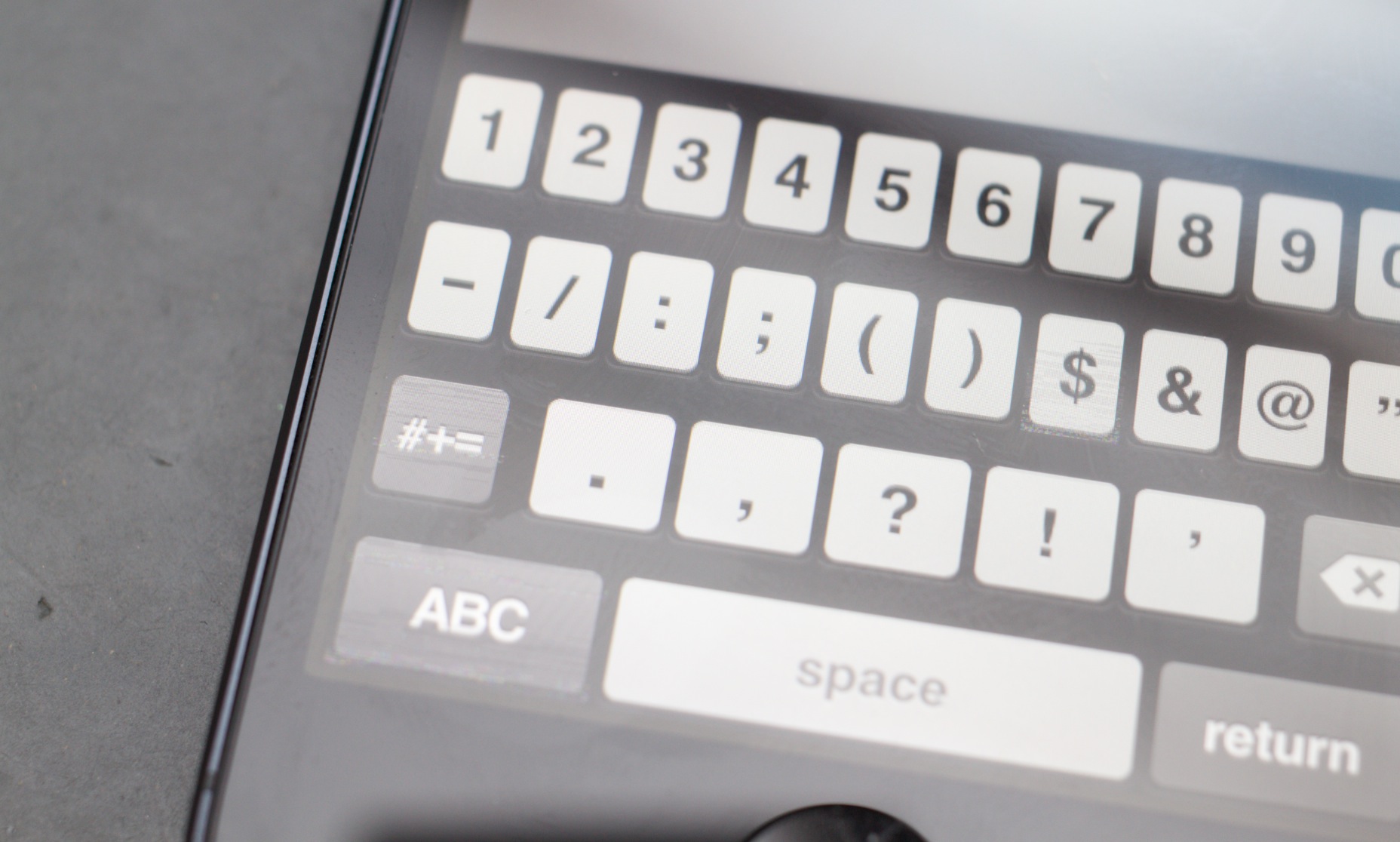 Graphics glitches seen on iPhone 5 screens and keyboards are likely a software issue, not hardware