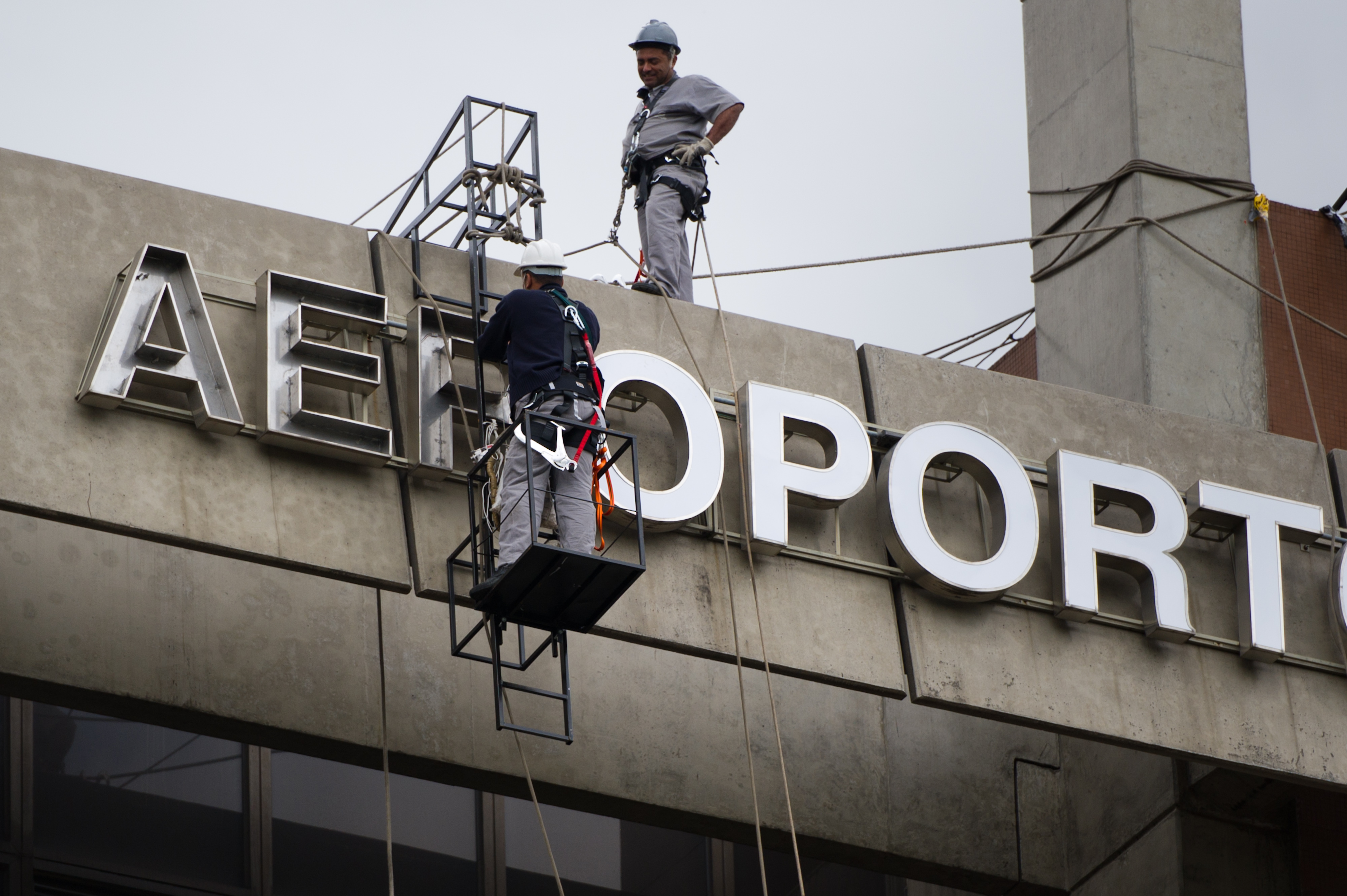 Nearly $2 million worth of iPhones, iPads reportedly stolen at Brazilian airport in armed robbery