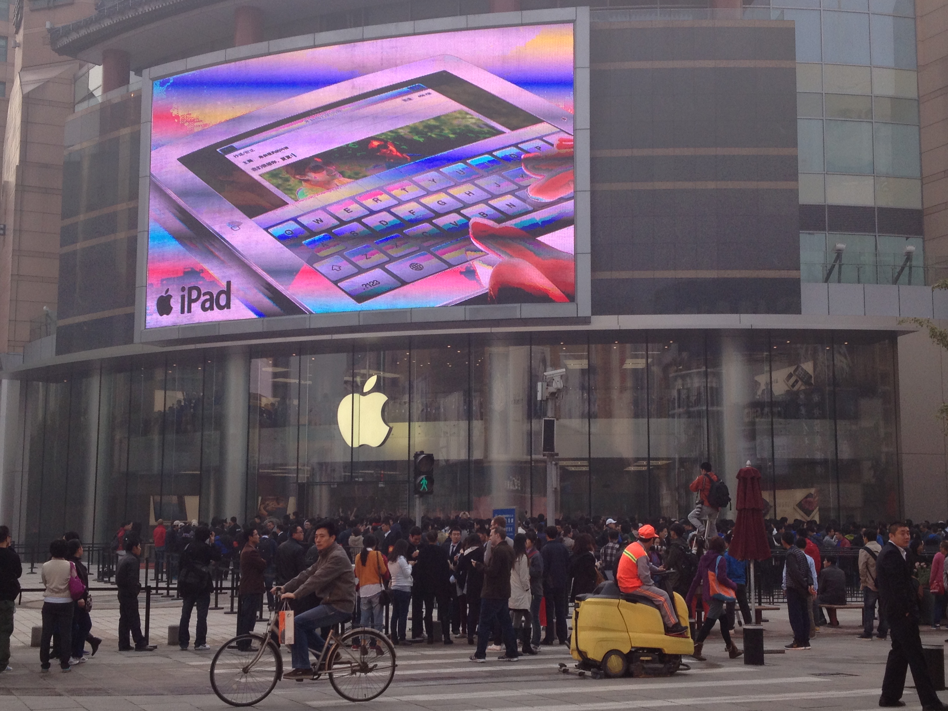 Apple opens new Wangfujing, China store to massive crowd