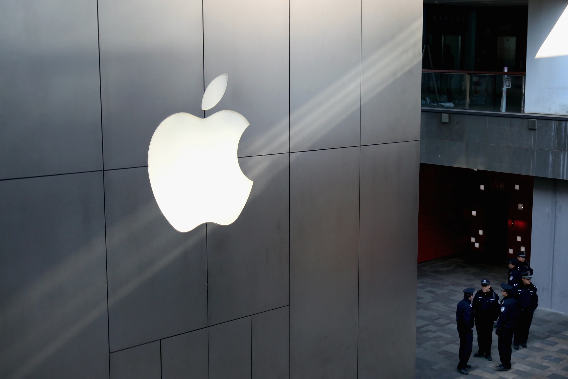 Apple adds Red Cross donation link to its insanely popular homepage in the wake of Superstorm Sandy