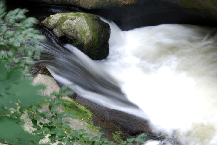 uTorrent 3.22 released, officially supports Windows 8 and now displays ads in-client
