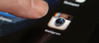 A man shows the smartphone photo sharing