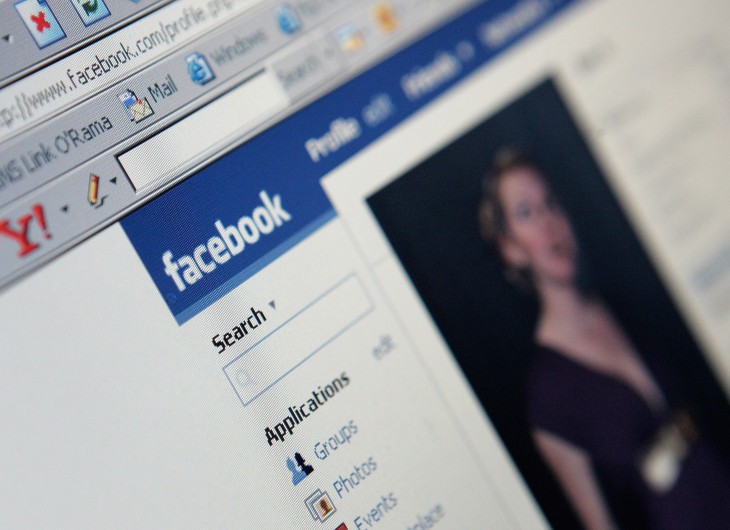 Facebook rolling out ability to insert images natively into comments, starting with Web
