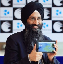 Suneet with device e1389984157644 220x226 How DataWind's $38 tablet is turning the world upside down (for the better)